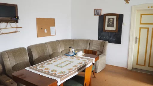 Kafíčková místnost se starým nábytkem