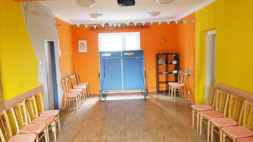 Bývalá modlitebna, kus zdi zcela bez barvy, lino na podlaze